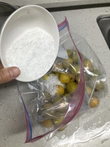 지퍼백에 소금을 넣고, 공기를 빼면서 잠근다 (Photo by 김현진)